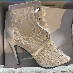 Blue by Betsey Johnson Marlo Bridal Booties Size 9